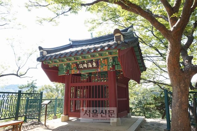 삼척항이 가까운 육향산의 동해비각(東海碑閣)