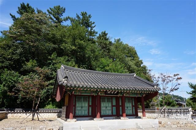 육향산 아래 세워진 허목의 사당 미수사(眉叟祠).