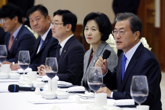 문재인 대통령이 13일 저녁 청와대 본관에서 더불어 민주당 지도부와 가진 만찬에서 모두 발언을 하고 있다. 청와대 제공