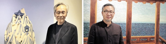 익숙한 이미지와 새로운 소재의 결합으로 고유의 조형성을 추구하는 한만영과 청화백자를 저부조로 표현한 신작(왼쪽). 햇살이 부서지는 바다를 자개로 표현하고 나무로 전통 공간을 재현한 작품 앞에 선 김덕용.
