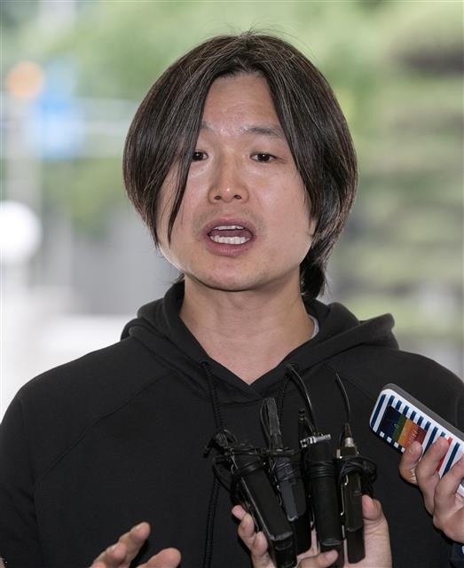 주진우 시사인 기자가 ’박근혜 전 대통령 5촌 살인사건’ 관련 참고인 신분으로 16일 오후 서울 종로구 서울지방경찰청으로 들어서고 있다. 박근혜 전 대통령 5촌 살해사건은 박 전 대통령과 동생들의 육영재단 운영권 다툼이 계속되던 지난 2011년 9월 박 전 대통령의 5촌 조카인 박용철씨와 그의 사촌형 박용수씨가 북한산 자락에서 시신으로 발견된 사건이다. 이 사건은 두 시신에서 마약성분이 들어간 졸피뎀 등이 검출돼 타살 의혹이 제기돼 왔다. 뉴스1