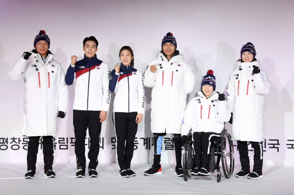 2018 평창동계올림픽 개막 D-100일을 하루 앞둔 31일 서울 노원구 공릉동 태릉선수촌에서 열린 미디어데이 행사에서 선수들이 선수단 단복을 선보이고 있다. 정연호 기자 tpgod@seoul.co.kr