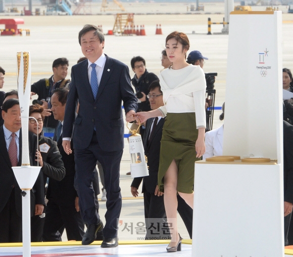 2018평창동계올림픽 성화가 1일 오전 인천공항 제2여객터미널에 대한항공을 통해 도착하고 있다. ’2018 평창 동계 올림픽’ 성화봉송은 이날부터 시작돼 101일간 전국 17개 시도를 경유해 2018km를 달려 ’2018 평창 동계 올림픽’ 개막날 까지 이어진다. 전국 총 7500명의 주자가 릴레이로 성화를 평창까지 전달한다. 박윤슬 기자 seul@seoul.co.kr