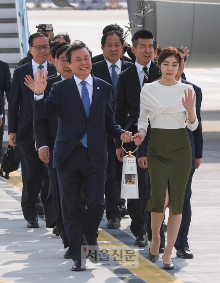 도종환 문화체육관광부장관과 김연아 평창동계올림픽 홍보대사를 비롯한 성화봉송단이 1일 오전 인천국제공항 제2여객청사에서 그리스 올림피아 헤라 신전에서 채회된 평창동계올림픽 성화램프를 들고 귀국하고 있다. 박윤슬 기자 seul@seoul.co.kr