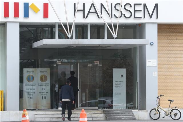 종합가구업체 한샘의 신입 여직원이 동료 직원으로부터 성폭행과 몰래카메라 촬영 피해 등을 당했다고 주장해 논란이 일고 있다. 최양하 한샘 회장은 지난 4일 오후 4시30분쯤 한샘 본사에서 만나 성추행 파문 대책을 묻는 기자들의 질문에 ”중국에서 전화로 (보고를) 받았고 제가 다 책임을 지고 해결하겠다”며 말했다. 사진은 5일 서울 서초구 방배동 한샘 사옥. 뉴스1