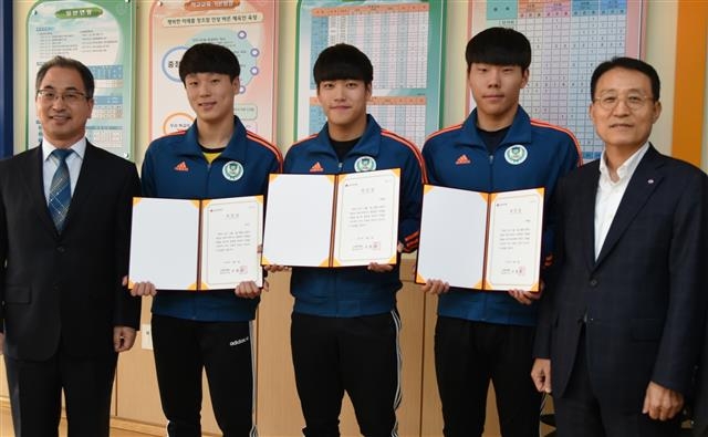 강원체고 김지수(왼쪽 두 번째부터), 성준용, 최태준 학생이 지난 3일 LG 의인상을 받은 뒤 기념촬영을 하고 있다. 왼쪽 끝은 김웅일 강원체고 교장, 오른쪽 끝은 남상건 LG복지재단 부사장. LG그룹 제공