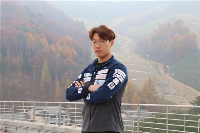 스노보드 알파인 국가대표인 ‘배추 보이’ 이상호가 지난 2일 강원 평창군 봉평면 휘닉스 평창에서 평창동계올림픽에 참여하는 국가대표 선수 응원 및 사기 진작을 위한 오찬 행사를 마친 뒤 포즈를 취하고 있다. 대한스키협회 제공