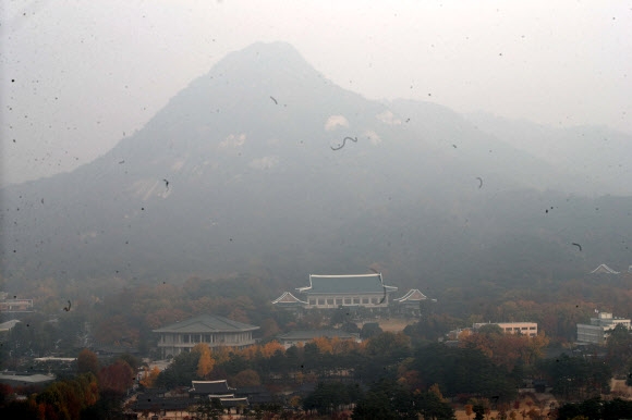 중국발 황사로 전국의 미세먼지 농도가 급격히 치솟아 8일 오전 서울 광화문에서 바라본 청와대와 북악산이 뿌옇게 보인다. 연합뉴스