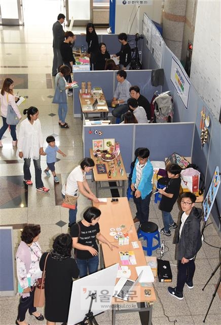 서울 서대문구 냉천동 감리교신학대 교정에서 생명평화마당 주최로 열린 작은 교회 한마당. 130여개의 작은 교회와 개신교 단체들이 마련한 부스에 신도와 일반인 3000여 명이 찾은 이번 행사는 작은 교회의 목회와 신행을 만난 흔치 않은 자리였다. 최해국 선임기자 seaworld@seoul.co.kr