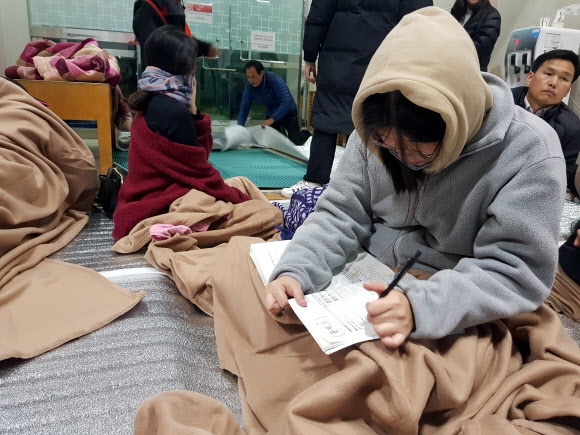 지진 대피소에서 수능 공부