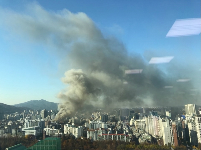 16일 오전 9시 29분쯤 서울 서초구 서울교육대학 내 신축공사장에 원인을 알 수 없는 불이 났다. 큰불은 화재 발생 후 약 40분만에 꺼졌고, 이후 소방대원들은 공사 현장 안으로 진입해 잔불을 정리했다..2017.11.16 연합뉴스 독자 제공. 연합뉴스
