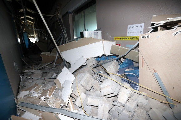 규모 5.4 지진이 발생한 지 하루가 지난 16일 오전 경북 포항시 북구 흥해읍 한 대학교 기숙사 천장이 무너져 내려앉아 있다. 연합뉴스
