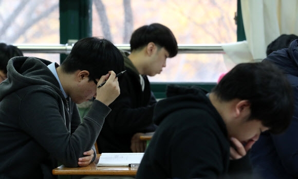 포항지진으로 2018 대학수학능력평가가 일주일 연기된 17일 오전 서울 종로구 청운동 경복고등학교에서 수험생들이 자율학습을 하고 있다. 연합뉴스