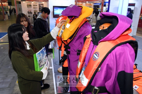 지난 15일부터 17일까지 경기 고양 킨텍스 제1전시장에서 열린 제3회 대한민국 안전산업박람회 현장. 지난 15일 발생한 포항 지진 등의 여파로 각종 안전제품과 위기 상황별 체험 공간에 대한 관심이 뜨거웠다. 사진은 박람회에 소개된 구명조끼 등 안전장비. 박윤슬 기자 seul@seoul.co.kr