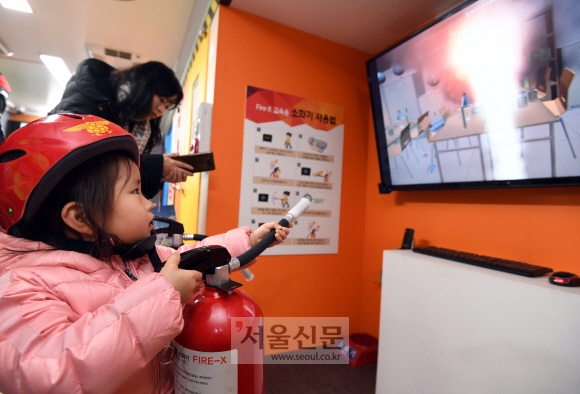 지난 15일부터 17일까지 경기 고양 킨텍스 제1전시장에서 열린 제3회 대한민국 안전산업박람회 현장. 지난 15일 발생한 포항 지진 등의 여파로 각종 안전제품과 위기 상황별 체험 공간에 대한 관심이 뜨거웠다. 사진은 소화기 체험을 하고 있는 어린이. 박윤슬 기자 seul@seoul.co.kr