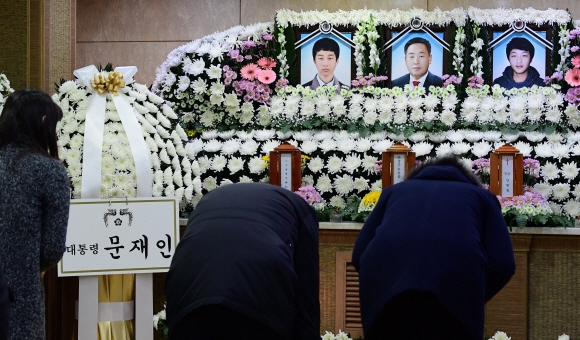 19일 경기도 안산시 제일장례식장에 마련된 세월호 미수습자 단원고 양승진 교사, 박영인-남현철 군의 합동분향소에 고인들의 영정이 놓여 있는 가운데 시민들이 조문을 하고 있다. 이종원 선임기자 jongwon@seoul.co.kr