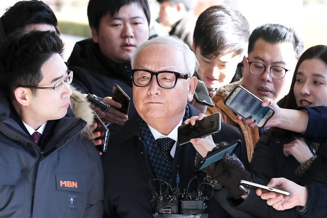 이병호 전 국정원장이 19일 오후 서초구 서울중앙지검에 출석하고 있다. 검찰은 이 전 원장에 대해 박근혜 정부 시절 국가정보원 특수활동비(특활비)를 청와대에 상납한 혐의로 구속영장을 청구했지만 지난 17일 법원은 이를 기각했다. 뉴스1