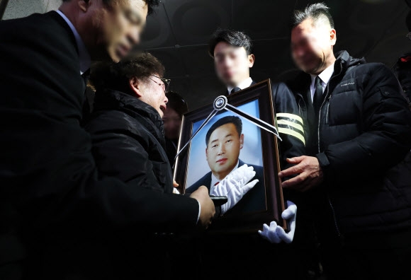 끝내 가슴에 묻고
