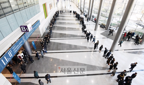 길게 줄 선 청년 구직자들