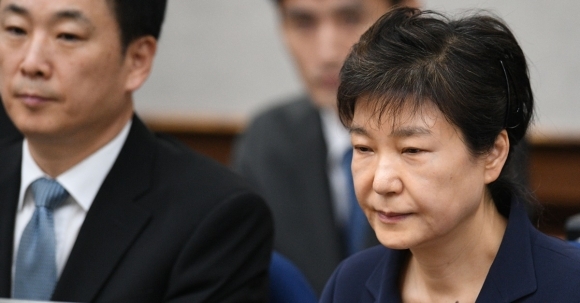 박근혜(오른쪽) 전 대통령과 유영하 변호사. 서울신문 DB