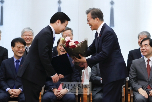 문재인 대통령이 21일 오전 청와대 본관에서 홍종학 중소벤처기업부 장관에게 임명장을 수여하고 있다. 안주영 기자 jya@seoul.co.kr