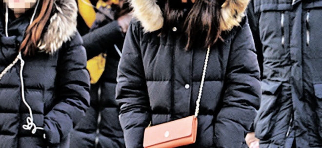 서울 세종대로 사거리에서 시민들이 날씨가 추워지자 패딩 점퍼를 입고 출근하고 있다. 서울신문 DB
