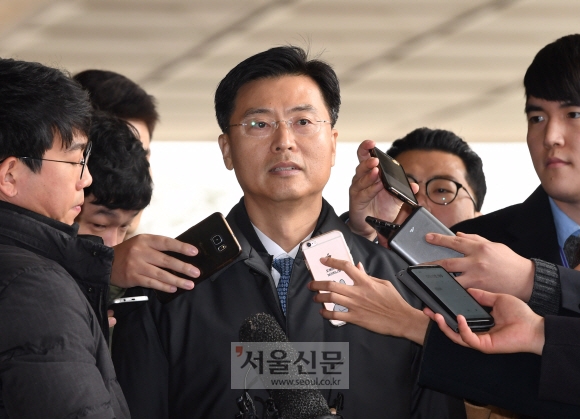 박근혜 정부 시절 국가정보원의 공직자·민간인 불법 사찰에 개입한 혐의를 받는 최윤수 전 국정원 2차장이 26일 오전 서울 서초구 서울중앙지검에서 피의자 신분으로 소환돼 조사를 받기 전 기자들의 질문에 답하고 있다. 이호정 전문기자 hojeong@seoul.co.kr