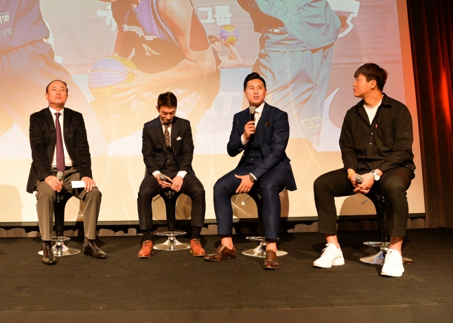 박한(왼쪽) 대한민국농구협회 부회장이 28일 서울 청담동 씨네시티에서 진행된 3X3 3대3 코리아 투어 미디어데이 도중 김용민(오른쪽 두 번째·남일건설) 선수가 질의에 응답하는 것을 경청하고 있다. 왼쪽 두 번째는 박민수(NYS), 오른쪽 끝이 남궁준수(강원DSB) 선수.  점프볼 제공 