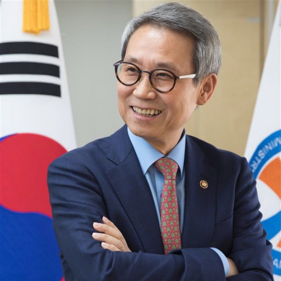 이근면 전 인사혁신처장
