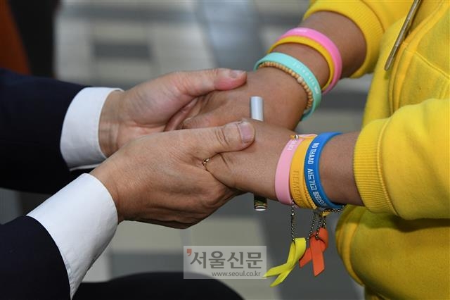 법도 생로병사를 겪는다. 지난달 24일 ‘사회적 참사의 진상규명 및 안전사회 건설 등을 위한 특별법’ 제정안이 국회를 통과하자 세월호 참사 유가족과 가습기 살균제 피해자가 손을 잡고 법안 통과를 서로 축하하고 있다. 사회적 참사법의 탄생이다. 도준석 기자 pado@seoul.co.kr