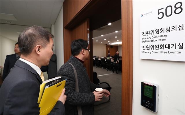법도 생로병사를 겪는다. 법 중에는 국회에 통보만 하면 되는 시행령도 있다. 지난달 27일 청탁금지법 시행령 개정안이 열리는 국민권익위원회 전원위원회 회의장에 박경호(왼쪽) 권익위 부위원장 등이 들어가고 있다. 세종 연합뉴스