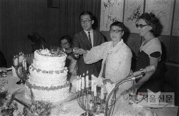1970년 4월 28일결혼 50주년을 맞은 이방자(서 있는 세 사람 중 가운데) 여사가 아들 이구(1931~2005·이 여사 왼쪽)씨 부부와 함께 케이크를 자르는 모습. 입원 중이라 보이지 않는 영친왕은 이날 자신이 없는 가운데 금혼식을 치른지 나흘만에 세상을 떴다. 영친왕의 아들 이구는 미국 매사추세츠공대(MIT) 건축과를 졸업하고 8년 연상의 미국인 줄리아 멀록(사진 오른쪽)을 만나 결혼했다.