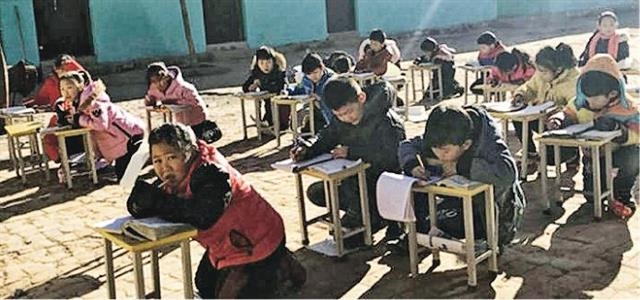 교실이 추워…햇볕 찾아 운동장으로