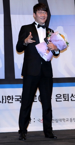 7일 양재동 엘타워에서 열린 ’2017 레전드야구존 한국프로야구 은퇴선수의 날’ 행사에서 최고의 선수상을 수상한 양현종이 우승 공약이었던 선미의 ’가시나’ 춤을 추고 있다. 연합뉴스
