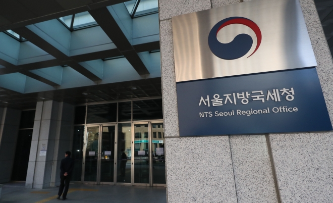 경찰은 8일 오전 삼성그룹 차명계좌 수사와 관련해서 서울지방국세청에서 압수수색 영장을 집행했다. 2017.12.8 연합뉴스