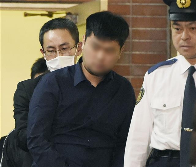 2015년 발생한 일본 야스쿠니 신사 폭발음 사건의 범인인 한국인 전모씨가 그해 12월 9일 수사를 받기 위해 경시청 공안부로 이송되고 있다. 정부는 현재 일본에서 복역 중인 전씨가 부당한 처우를 당했다는 주장을 접수하고 일본 측에 진상 조사를 요구했다고 12일 밝혔다. 교도=연합뉴스