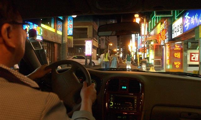 한 대리운전자가 승객을 태우고 서울의 밤거리를 지나고 있다. 서울신문 DB