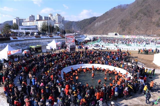 지난해 열린 강원 화천 산천어축제장에서 맨손 산천어잡기대회장을 찾은 인파가 인산인해를 이루고 있다.