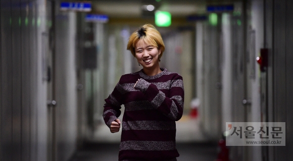 저출산고령사회위원회의 홍보 문구는 ‘일하며 아이 키우기 행복한 나라’다. 조소담 대표는 “워킹맘들에게는 희망적으로 들릴 수도 있겠지만 제 또래들은 ‘일하면서 애도 키워야 돼?’라는 냉소적인 반응이 많았다”고 전했다. 20·30대가 결혼과 출산을 포기하게 만드는 구조적인 현실을 바꾸지 않고는 저출산 해법은 요원해 보인다는 지적이다. 정연호 기자 tpgod@seoul.co.kr