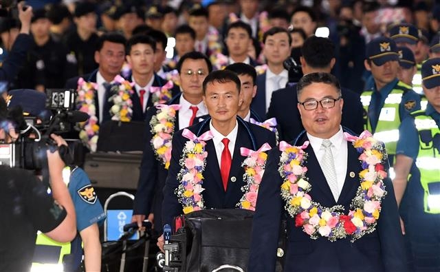 북한이 이끄는 국제태권도연맹(ITF) 시범단이 남한 내 공연을 위해 지난해 6월 김포공항을 통해 입국하고 있다. 서울신문 DB