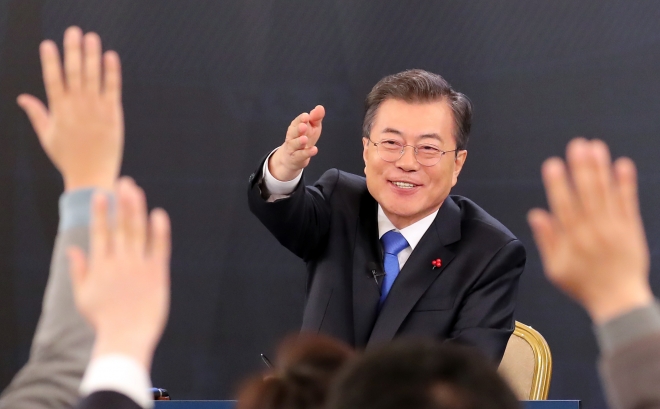 문 대통령, ’무 각본 질문 답변’