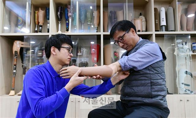 장애인 보장구 전문제작업체인 서울의지 직원 박병규(왼쪽)씨와 입사 28년차인 홍귀진씨가 지난달 20일 서울 용산구 회사 사무실에서 시제품에 대한 성능 테스트를 하고 있다. 정연호 기자 tpgod@seoul.co.kr