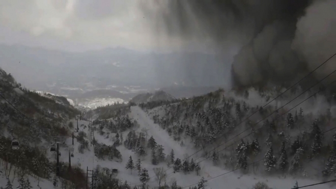 23일 오전 일본 군마현 북서부의 구사쓰시라네산의 주봉우리인 모토시라네산(2171m)에서 분화가 발생해 사망자가 발생했다. 사진은 인근 스키장 곤돌라에서 찍힌 사진. 새카만 화산재가 눈 위를 덮치고 있다. 2018.1.23 AFP 연합뉴스