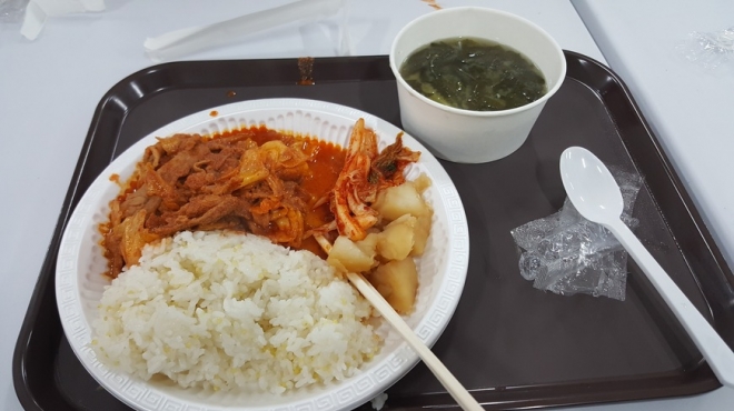 현대그린푸드가 평창동계올림픽 빙상 경기가 열리는 강릉의 대회 운영인력에 제공한 식단 온라인 커뮤니티 캡처