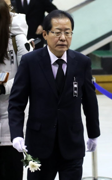 지난 27일 밀양문화체육회관 희생자 합동분향소에 들어서는 홍준표 자유한국당 대표의 모습. 연합뉴스