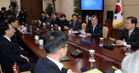 문재인 대통령이 29일 오후 청와대 여민관에서 열린 수석보좌관회의를 주재하고 있다. 연합뉴스