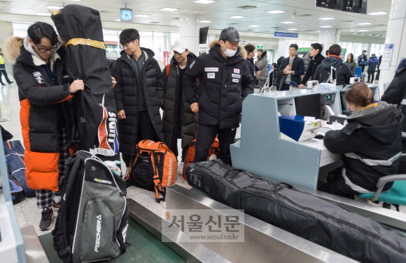 알파인스키 국가대표 상비군들이 강원도 양양국제공항에서 북한 마식령스키장으로 훈련을 떠나기 위해 출국수속을 밟고 있다. 양양=사진공동취재단