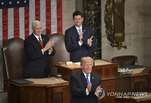 도널드 트럼프 미국 대통령은 30일(현지시간) 하원 의사당에서 한 첫 국정연설에서 박수를 치고 있는 모습. 연합뉴스