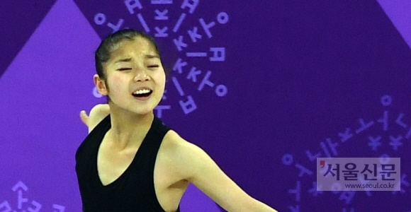 평창동계올림픽에 출전하기 위해 전날 강릉선수촌에 입촌한 북한 피겨스케이팅 페어의 렴대옥이 2일 강릉 아이스아레나 링크에서 표정 연기에 몰두하고 있다. 강릉 박지환 기자 popocar@seoul.co.kr