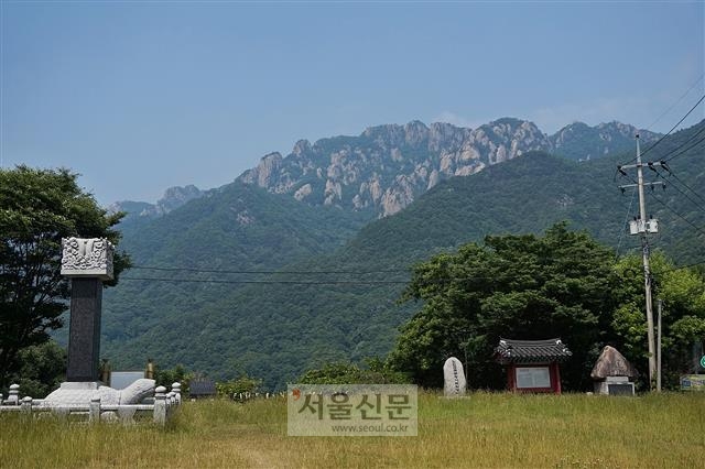 대둔산이 바라보이는 전북 완주의 이치전적지. 왼쪽에 ‘무민공 황진 장군 이현대첩비’(武愍公 黃進 將軍 梨峴大捷碑), 오른쪽에 이치전적지를 알리는 표석이 있다.